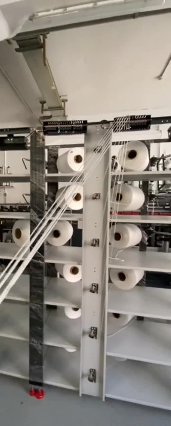 Yarn feeding creel