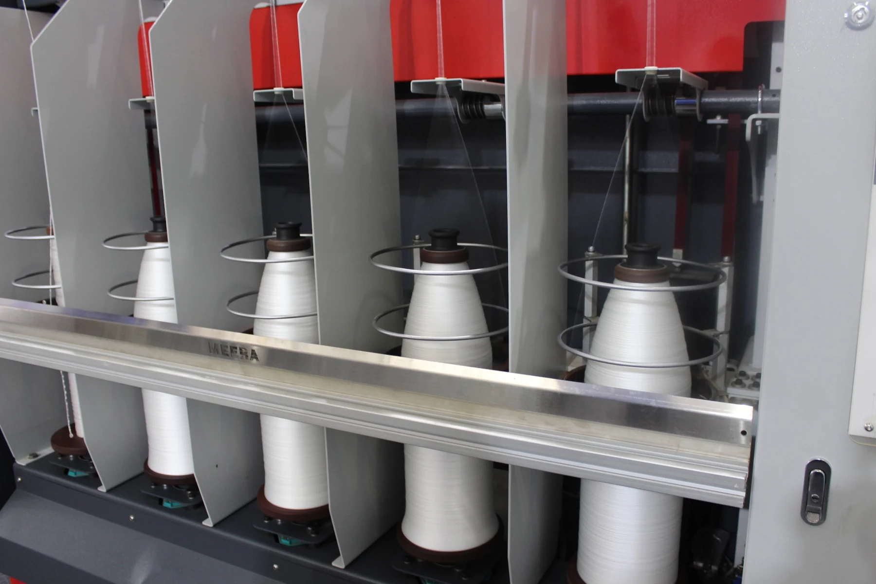 RE-200 · Spindles and receiving bobbins