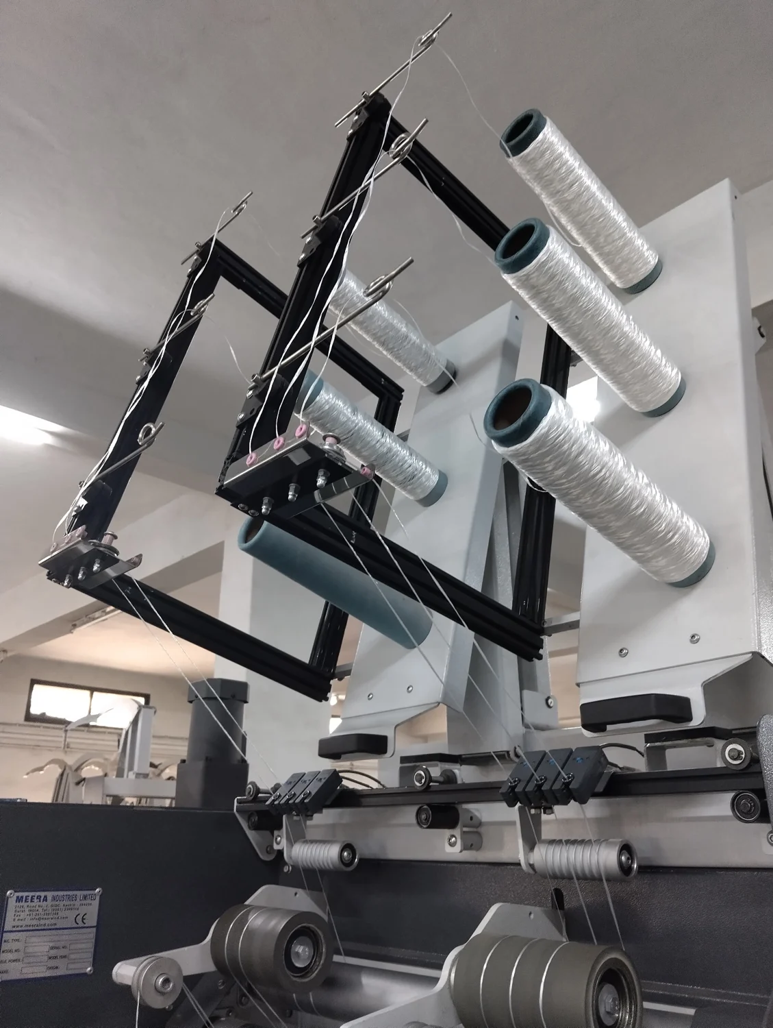 RE-300 — Feeding and guide assembly